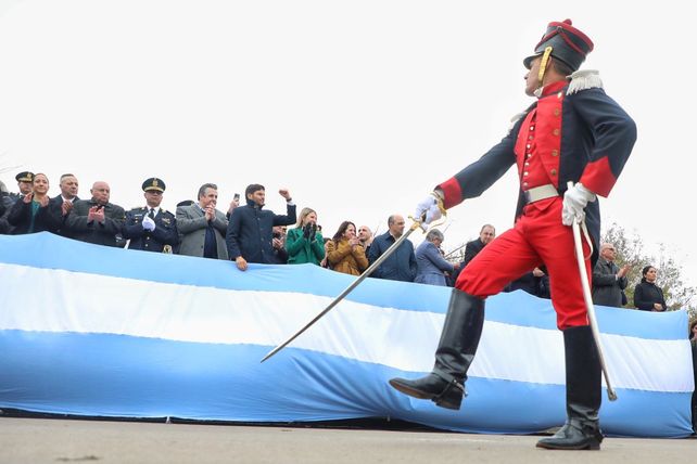 El gobernador y funcionarios durante el desfile policial&nbsp;