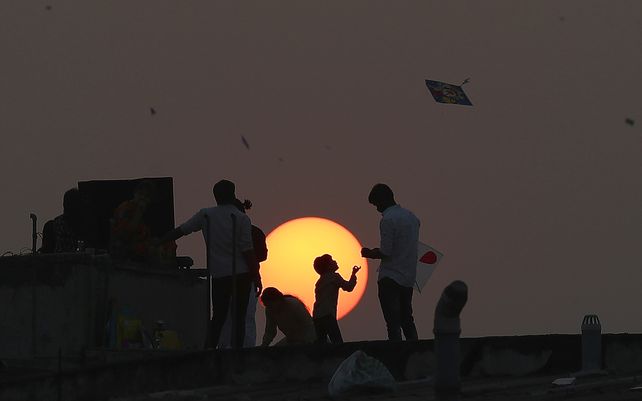Vuelo de cometas durante el festival Makar Sankranti en Hyderabad