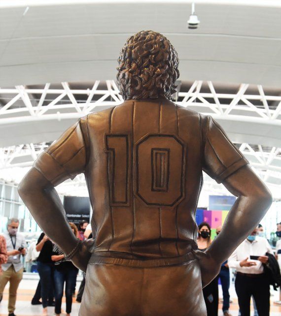Inauguran estatua de Maradona en el aeropuerto internacional de Ezeiza