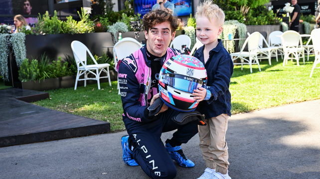 Franco Colapinto y un gran gesto con un niño fan que le sostiene el casco. Empezó la temporada 2026 de la Fórmula 1 en Australia.