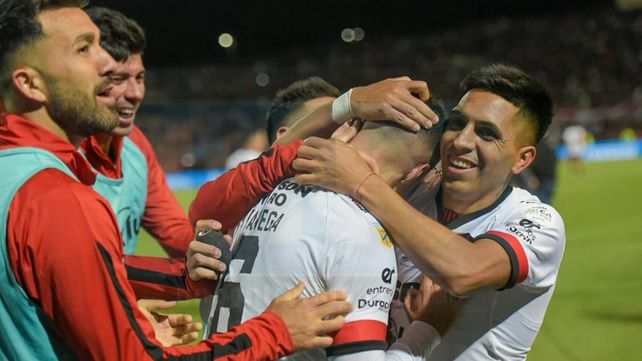 Tiago Banega celebra la conquista más importante de la historia de Patronato junto a Jonás Acevedo.&nbsp;