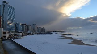 Fiesta en la costa atlántica: Miramar amaneció con sus playas cubiertas de nieve