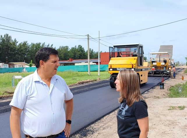 Escalante y Enrico recorrieron las zonas de Roldán donde se realizaron obras de pavimentación