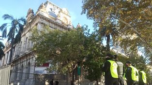 Fuerte custodia en la Facultad de Derecho por la reunión de jueces federales.&nbsp;
