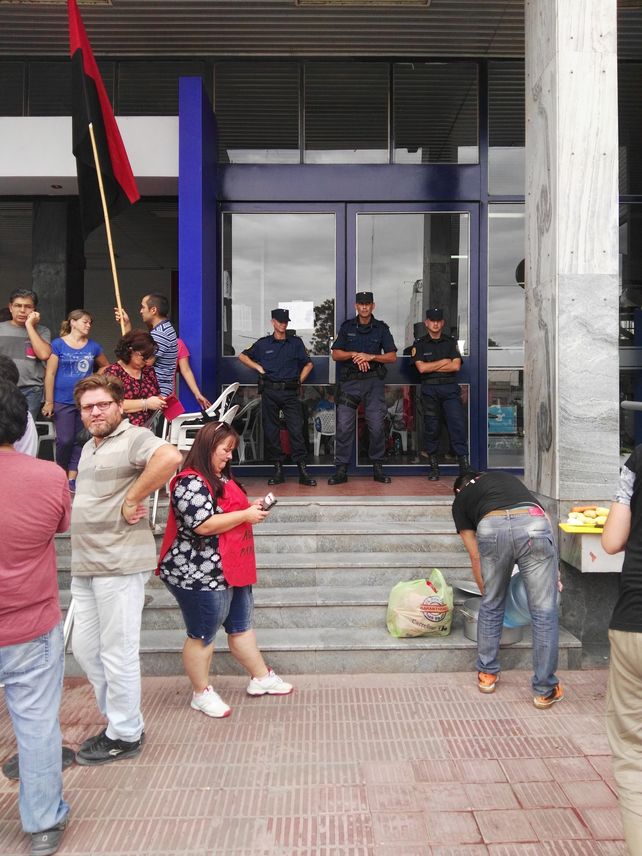 Los policías vigilan de cerca el reclamo. Foto UNO.&nbsp;