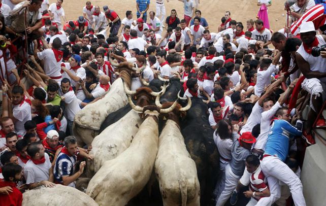 Pánico. Momento en que los toros llegan a la plaza y embisten a quienes estaban en la montonera.