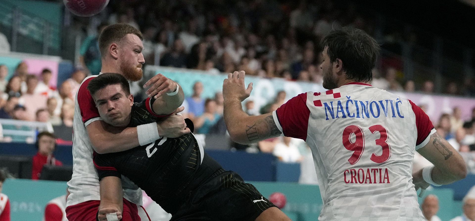 Renars Uscins, de Alemania, intenta anotar ante Veron Nacinovic, a la derecha, y Nikola Grahovac, de Croacia, a la izquierda, durante un partido de balonmano masculino en los Juegos Olímpicos de París, el miércoles 31 de julio de 2024, en París, Francia. (Foto AP/Brian Inganga) Renars Uscins, de Alemania, intenta anotar ante Veron Nacinovic, a la derecha, y Nikola Grahovac, de Croacia, a la izquierda, durante un partido de balonmano masculino en los Juegos Olímpicos de París, el miércoles 31 de julio de 2024, en París, Francia. (Foto AP/Brian Inganga)