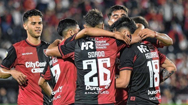 Newells festejo ante su gente.