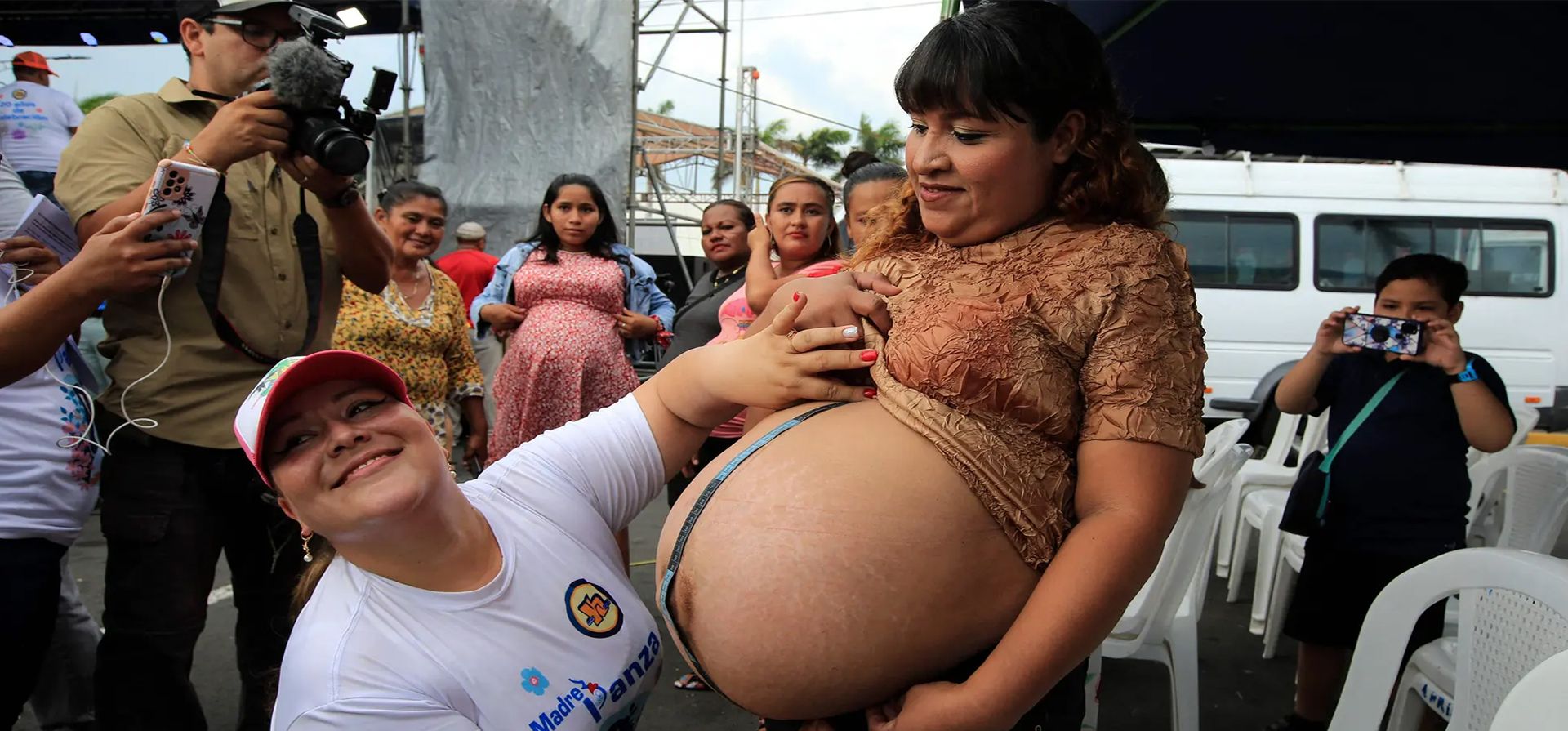 Managua, Nicaragua. Una mujer embarazada participa en un concurso para celebrar el Día de la Madre. Fotografía: AFP/Getty Images Managua, Nicaragua. Una mujer embarazada participa en un concurso para celebrar el Día de la Madre. Fotografía: AFP/Getty Images