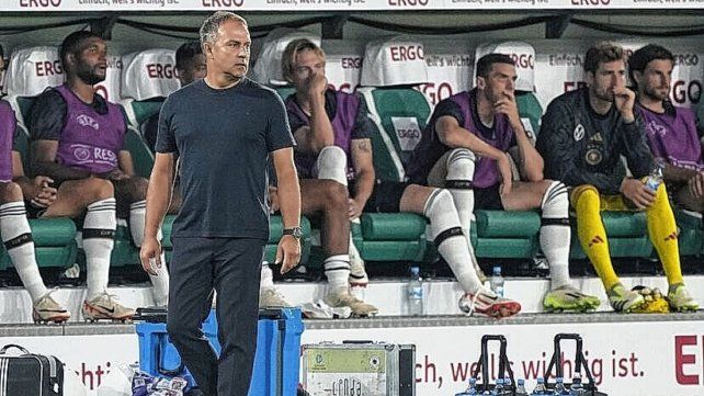 Hansi Flick no pudo superar el fracaso de haber quedado eliminado en primera ronda de Qatar 2022 y ya no es más el entrenador de Alemania.