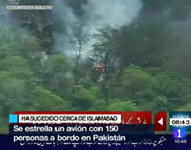 Mueren los 152 pasajeros de un avi&oacute;n que cay&oacute; en Pakist&aacute;n