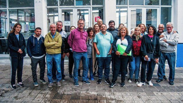 Integrantes de la Lista 92 Sentimiento Azul y Negro se congregaron en la puerta de la institución y exigieron respuestas a la comisión directiva de Echagüe.