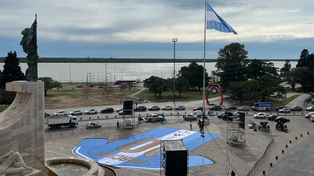 Un gracias gigante y una camiseta para Messi: la sorpresa que apareció en el Monumento