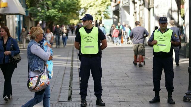 Policías de la provincia custodian las peatonales de Rosario.