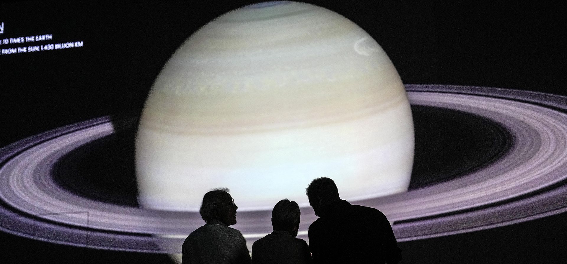 Personas viendo la vista previa de la nueva exposición digital Personas viendo la vista previa de la nueva exposición digital