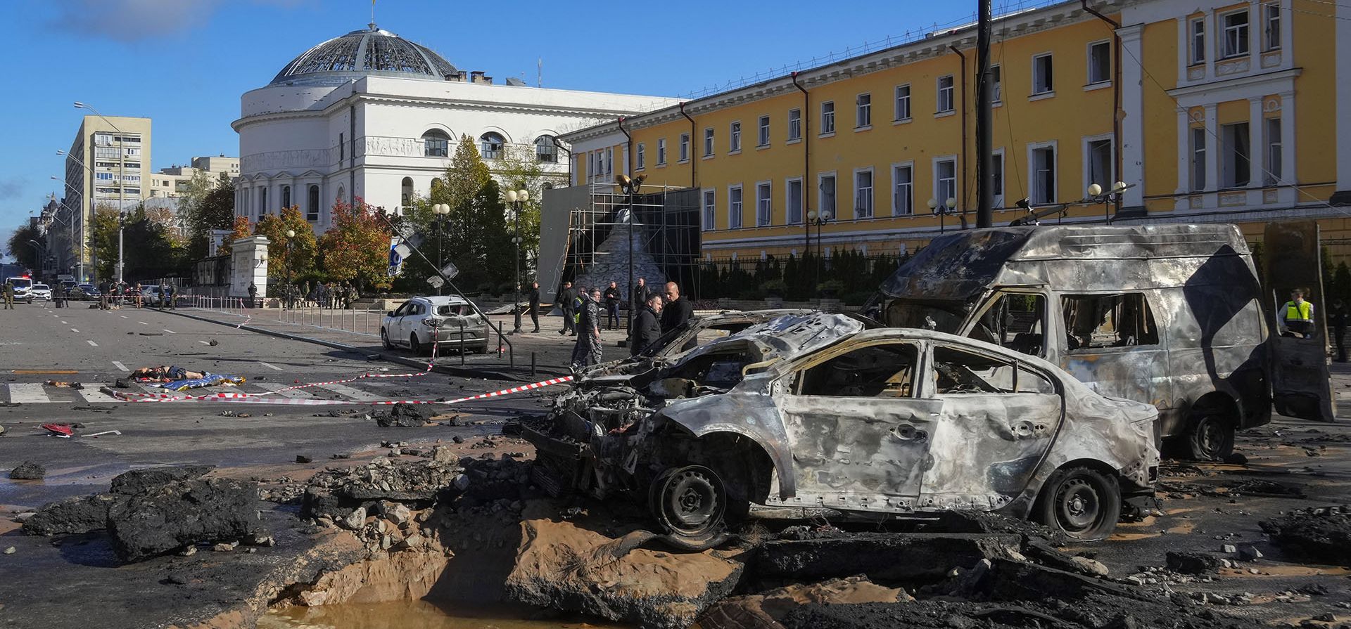 La policía inspecciona la escena del bombardeo ruso en Kyiv, Ucrania, el lunes 10 de octubre de 2022. Múltiples explosiones sacudieron Kyiv el lunes temprano luego de meses de relativa calma en la capital ucraniana.