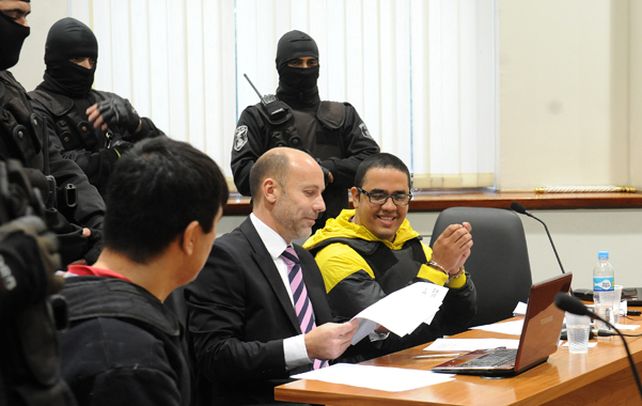 Máximo Ariel Guille Cantero (de amarillo y negro) junto a su representante legal en una audiencia.