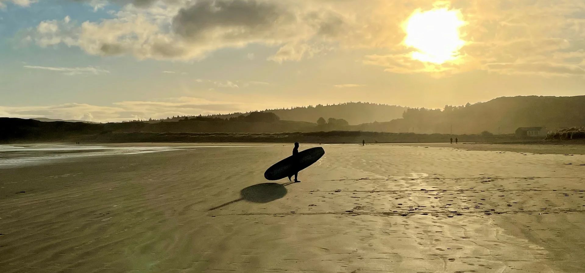 Un surfista en la playa de Marble Hill, en la costa norte de Donegal. Se ha emitido una advertencia amarilla por el tiempo y el hielo en toda Irlanda, ya que las temperaturas descenderán a -3 °C durante la noche, Dunfanaghy, Irlanda. Fotografía: David Young/PA Un surfista en la playa de Marble Hill, en la costa norte de Donegal. Se ha emitido una advertencia amarilla por el tiempo y el hielo en toda Irlanda, ya que las temperaturas descenderán a -3 °C durante la noche, Dunfanaghy, Irlanda. Fotografía: David Young/PA