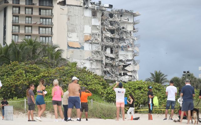 El derrumbe de un edificio en Miami en imágenes