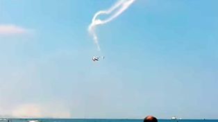 Dos avionetas que hacían acrobacias aéreas chocaron en pleno vuelo y cayeron al mar