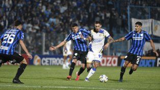Di María conduce la pelota en el duro partido en Tucumán.