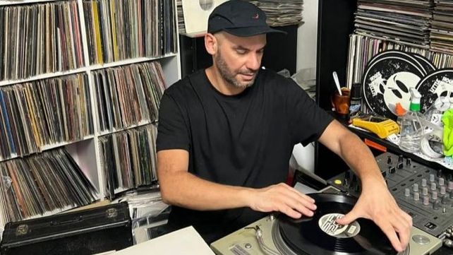 Cruz es uno de los titulares del sello musical Bloop Records