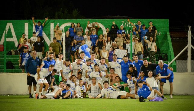 Argentino campeón. La alegría salaíta fue total en la cancha de Ituzaingó después de coronar con el título en cuarta división. &nbsp;Jugadores