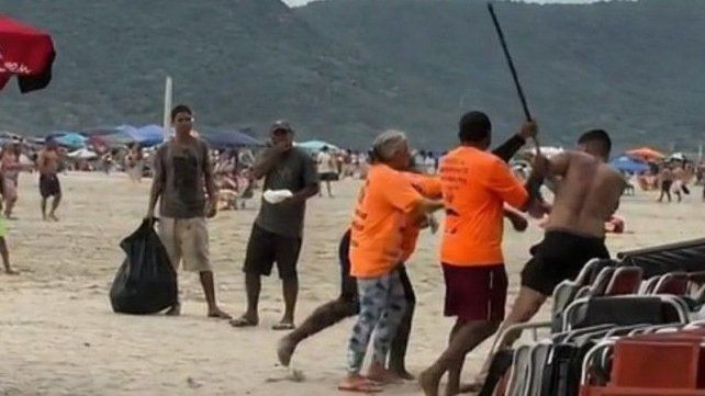 Brasil: un turista argentino tuvo una discusión con vendedores de choclo en una playa y terminó todo en una violenta pelea