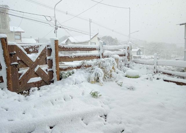 La tranquera de una casa en las afueras de Ushuaia exhibe las huellas de la nevada.&nbsp;