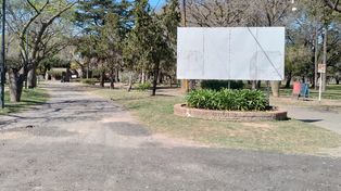 Hasta el cartel de entrada al parque Regional Sur perdió las letras. Un espacio verde donde imperan lso yuyales y el abandono.