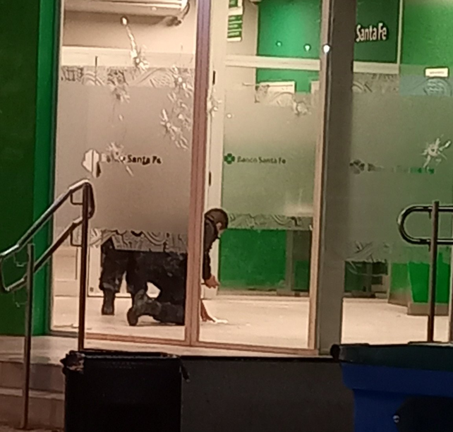 El frente del Banco de Santa Fe de Granadero Baigorria baleado el martes a la noche.&nbsp;