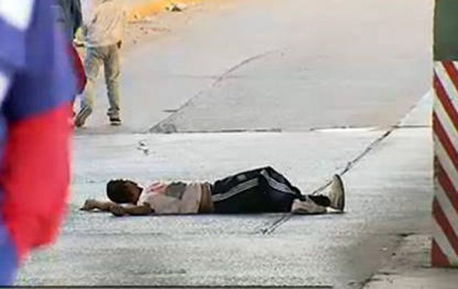 Penoso. El motociclista atacado sufrió heridas en la cabeza y en las piernas.