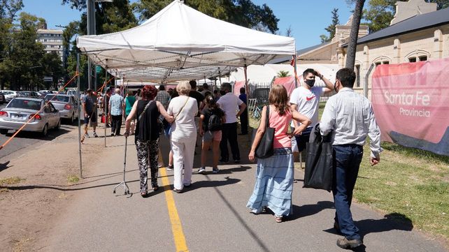 Largas colas hubo este lunes en el predio de la ex Rural donde comenzó la vacunación contra el coronavirus para menores de 18 años sin turno.&nbsp; 