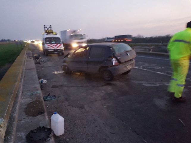 El Clío impactó contra las barreras del puente sobre el arroyo Pavón.&nbsp;