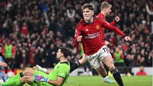 Garnacho festeja uno de los dos goles que convirtió en la victoria de Manchester ante Aston Villa de Dibu Martínez.