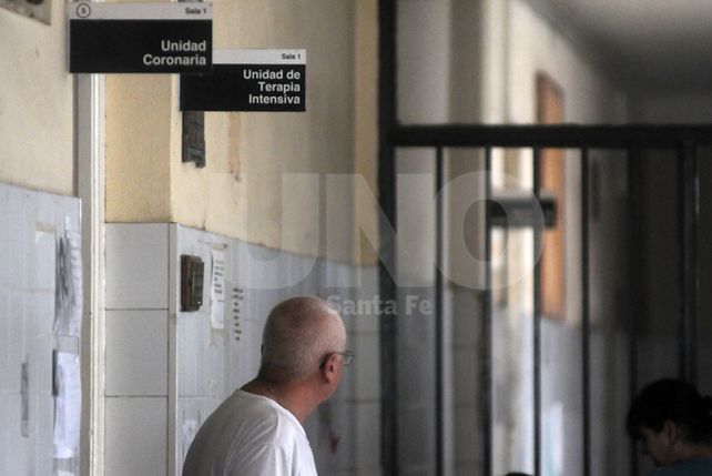 Llegó quemada al Mira y López y su pareja quedó detenida