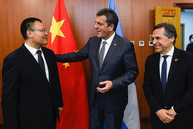 Los ministros Massa y Giuliano durante su gira por China.
