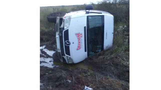 Perdió el control de la camioneta y volcó en la ruta provincial 2
