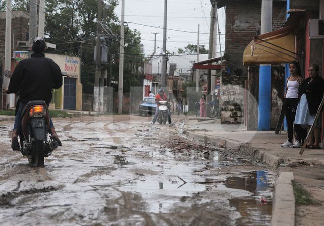 Un desastre. Así están las calles de Alto Verde. La atención en salud y el transporte