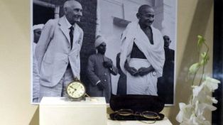 Subasta de pertenencias de Gandhi, que rechazaba la propiedad, desata un debate