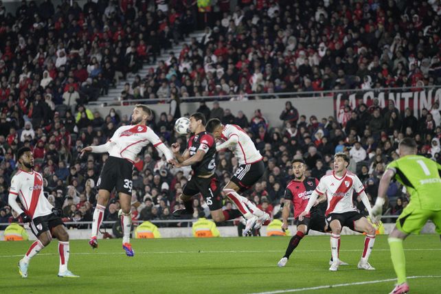 Newells, con protagonismo y enjundia, se llevó un gran punto de su visita a River