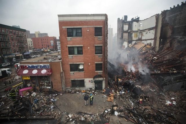 Crece el número de víctimas tras el derrumbe de dos edificios de departamentos en el norte de Manhattan.