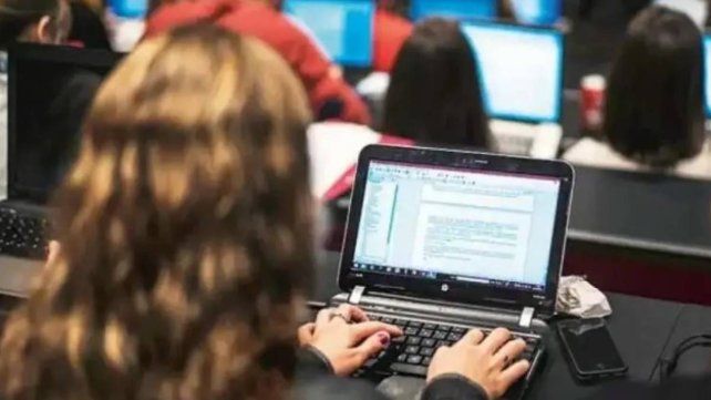 Creció el acceso a Internet en los hogares y cayó en las instituciones