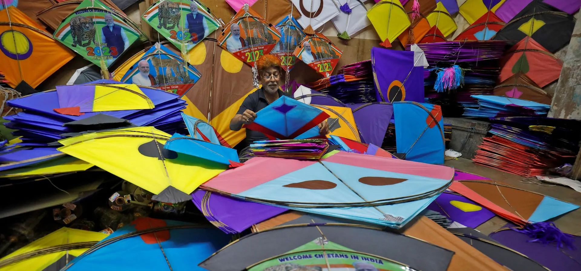 Ahmedabad, India. Un fabricante de cometas, comprueba la calidad antes de empacarla en un taller para el próximo festival internacional de cometas de ocho días de duración. Fotografía: Amit Dave/Reuters
