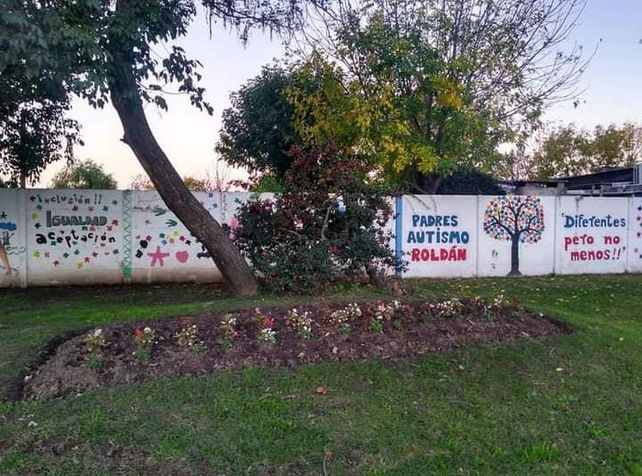 Padres Autismo Roldán eligió e intervino esta plaza en la que realizan distintos eventos.