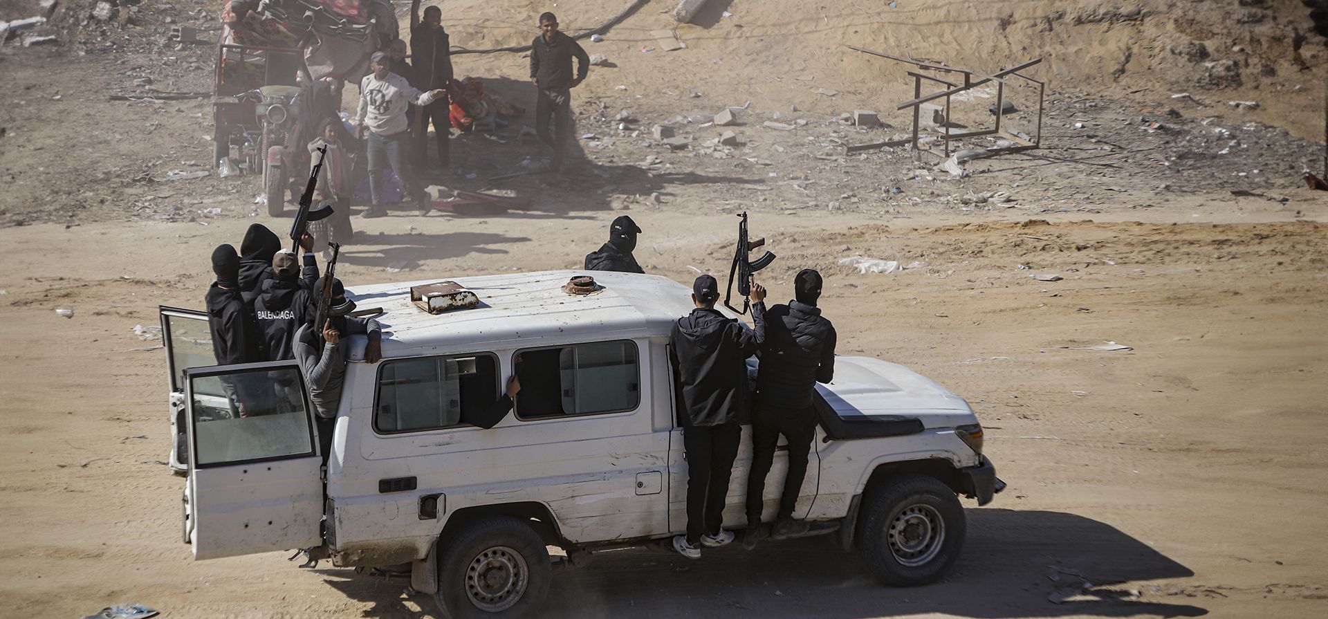 Combatientes de Hamas aseguran los camiones de ayuda que llegaron a la Franja de Gaza, en Rafah, el martes 21 de enero de 2025, días después de que entrara en vigor un acuerdo de alto el fuego entre Hamas e Israel. (Foto AP/Jehad Alshrafi) Combatientes de Hamas aseguran los camiones de ayuda que llegaron a la Franja de Gaza, en Rafah, el martes 21 de enero de 2025, días después de que entrara en vigor un acuerdo de alto el fuego entre Hamas e Israel. (Foto AP/Jehad Alshrafi)