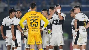 Los jugadores de Olimpia, desconcertados después de la dura goleada que les propinó Vélez en la Copa Libertadores. Es la razón por la que echaron a Martín Palermo.