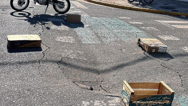 Preocupación de vecinos por un hundimiento en la esquina de Dorrego e Ituzaingó