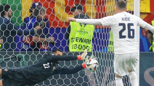 Con una gran actuación de Diogo Costa en los penales