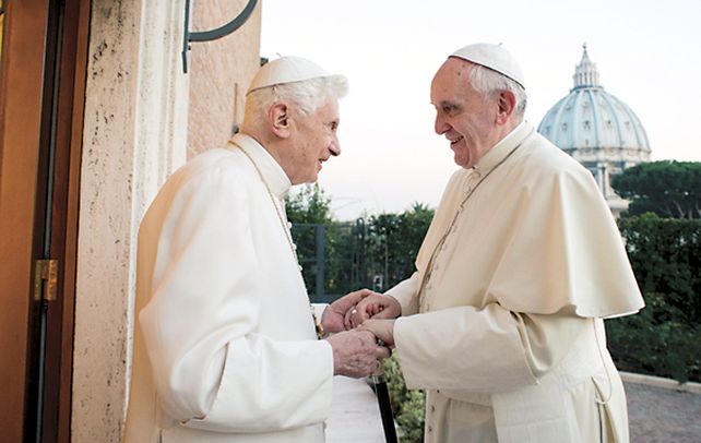 Otra vez. Esta es la segunda reunión de Ratzinger (izq.) y Bergoglio.